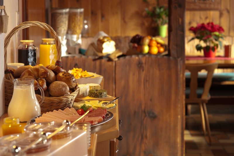 brasserie-BRIGNOLES-min_breakfast_buffet_food_restaurant_meal_hotel_plate_fresh-718745